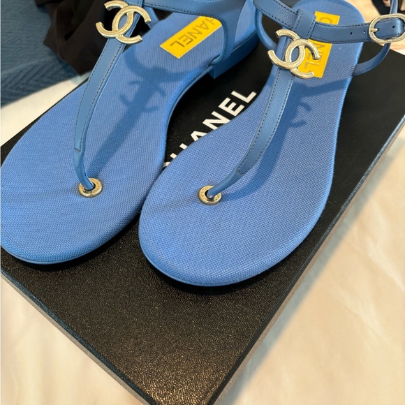 NEW IN BOX CHANEL THONG SANDAL - Picture 1 of 9
